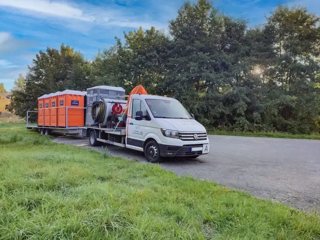 Anlieferung von mobilen Toiletten durch MY LOCUS