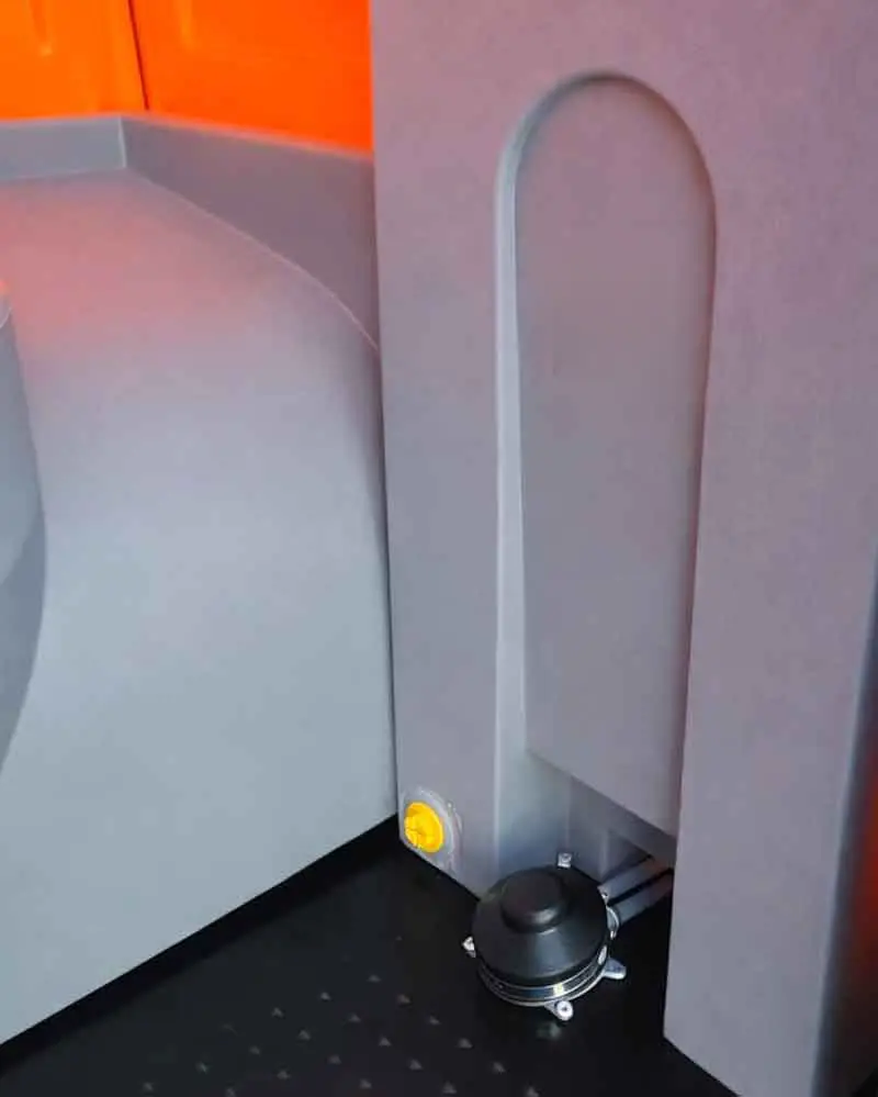 Fußpumpe für das Handwaschbecken in mobiler Toilettenkabine