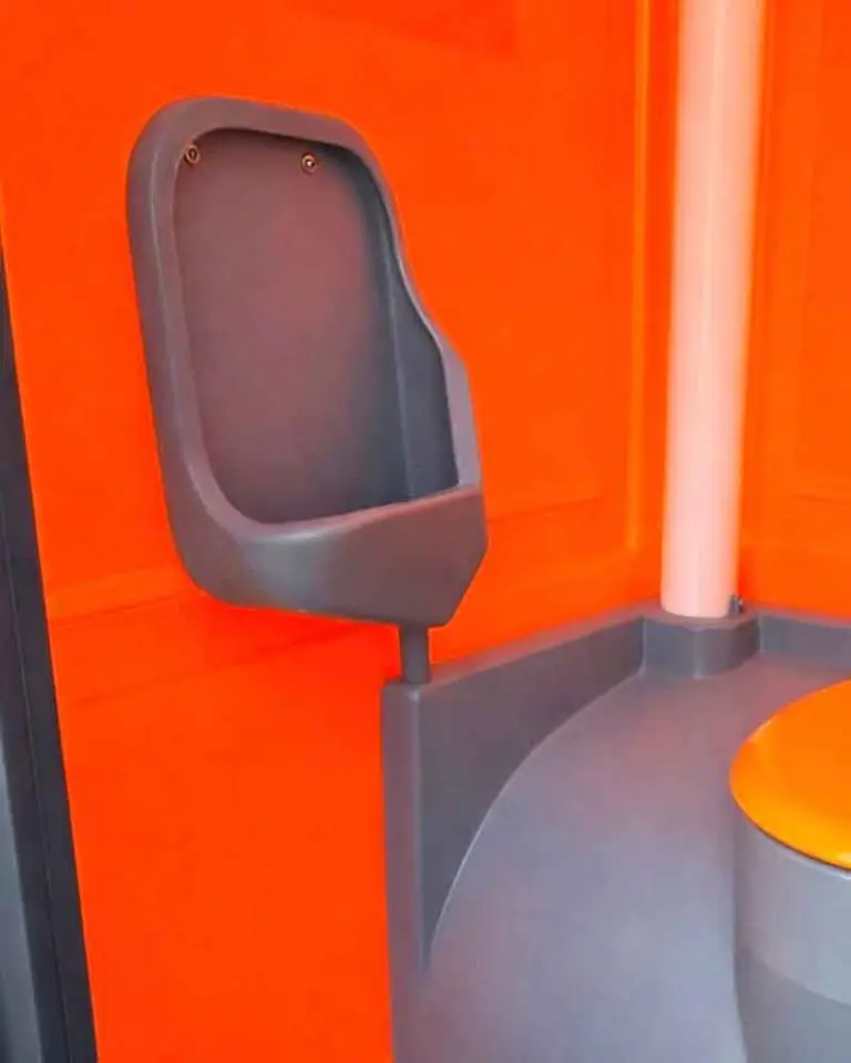 Urinal für Herren in einer mobilen Toilettenkabine für Veranstaltungen