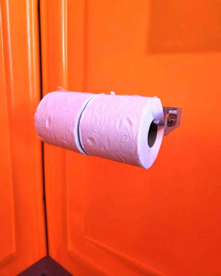 WC-Papierhalter in mobiler Toilettenkabine